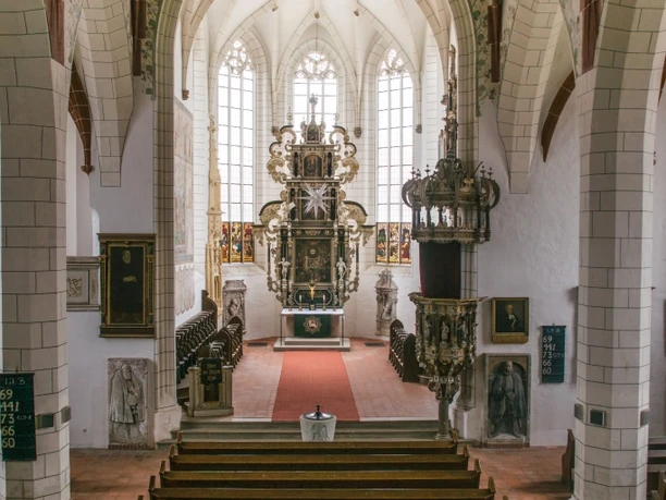 Nawa z prezbiterium © Dieter Wadewitz.jpg