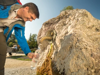 Erfrischung mit Mineralwasser an der Helenenquelle Gerolstein