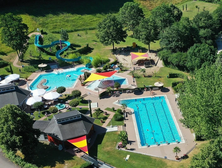 Blick auf das Freizeitbad Oppenau