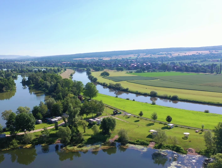 Luftaufnahme des Campingplatzes zwischen Weser und Badesee