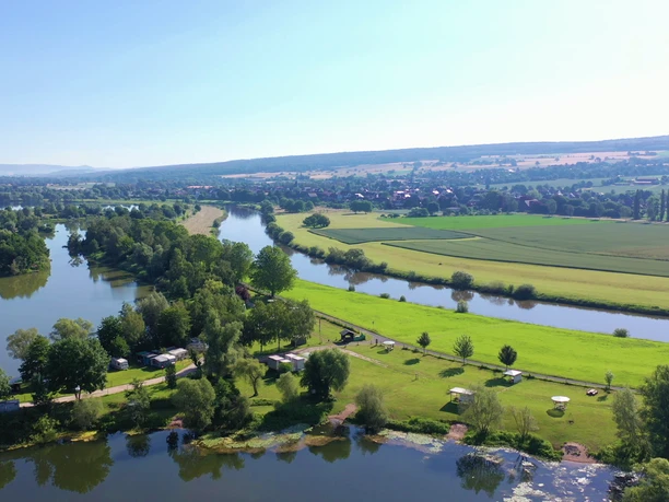 Campingplaetze_freizeitgelaene_ahlemeyer.png Luftaufnahme des Campingplatzes zwischen Weser und Badesee