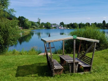 Sitzgelegenheit am Badesee