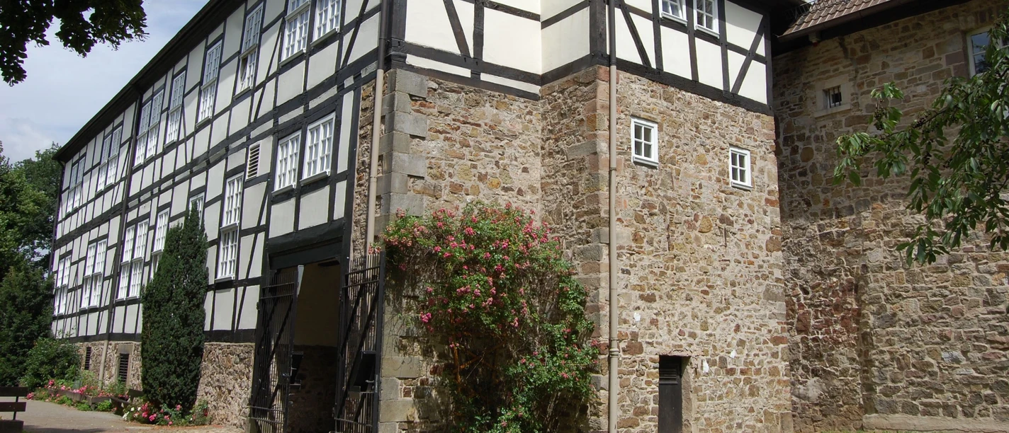 Außenansicht mit Eingang zur Domänenburg Aerzen Außenansicht mit Eingang zur Domänenburg Aerzen