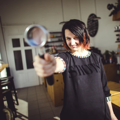 Simona holds a portafilter in front of the camera, Gastros in Leipzig, coffee