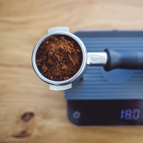 The coffee that is in one is measured on a scale, Gastros in Leipzig, cafés