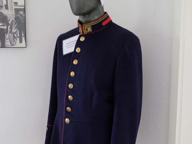 Postmuseum Bokel Ein historischer Uniformrock und eine dazu passende Mütze auf einer Büste im Bokeler Postmuseum.