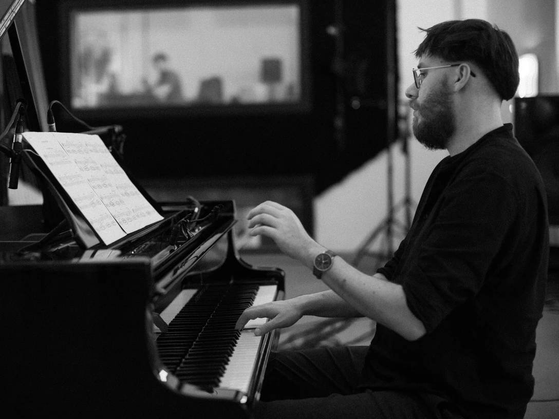 Clemens-Christian-Poetzsch-Klavier-Pianist-Komponist-Michael-Mortlock-Leipzig-Travel.jpg Clemens Christian Poetzsch spielt ein Klavierstück auf einem Klavier, Musikstadt Leipzig, KlavierClemens Christian Poetzsch plays a piano piece on a piano, Musikstadt Leipzig, PianoClemens Christian Poetzsch hraje klavírní skladbu na klavír, Musikstadt Leipzig, PianoClemens Christian Poetzsch gra utwór fortepianowy na fortepianie, Musikstadt Leipzig, FortepianClemens Christian Poetzsch speelt een pianostuk op een piano, Musikstadt Leipzig, PianoClemens Christian Poetzsch suona un brano su un pianoforte, Musikstadt Leipzig, Pianoforte