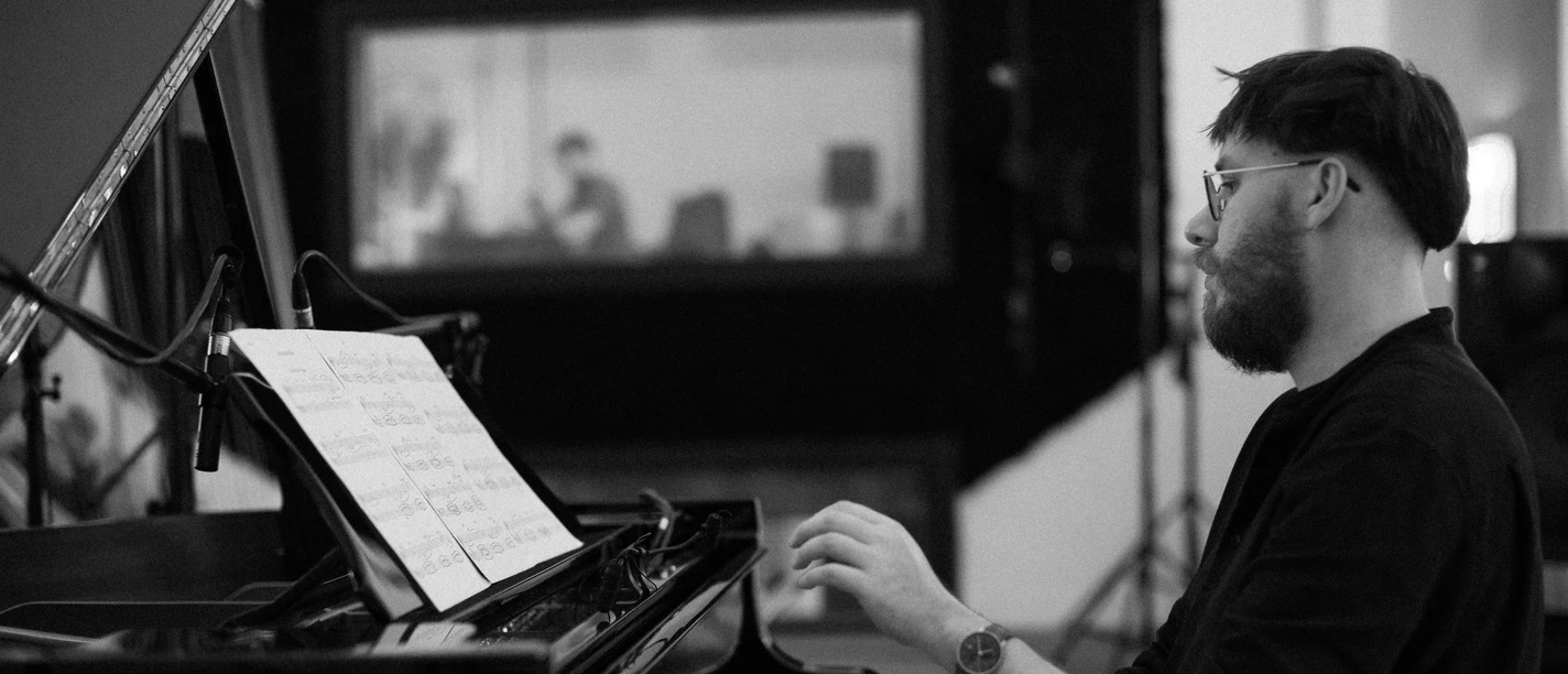 Clemens-Christian-Poetzsch-Klavier-Pianist-Komponist-Michael-Mortlock-Leipzig-Travel.jpg Clemens Christian Poetzsch spielt ein Klavierstück auf einem Klavier, Musikstadt Leipzig, Klavier