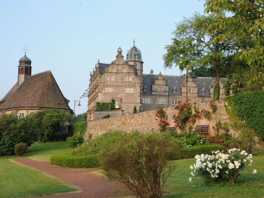 Schloss Hämelschenburg mit Garten und Kirche Schloss Hämelschenburg mit Garten und Kirche