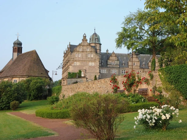 Schloss Hämelschenburg mit Garten und Kirche Schloss Hämelschenburg mit Garten und Kirche