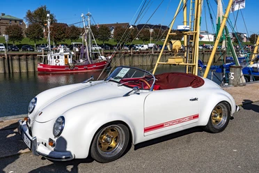 Buesum-Oldtimertreffen02.jpg Weißer Oldtimer am Büsumer Hafen.