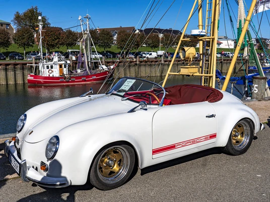 Buesum-Oldtimertreffen02.jpg Weißer Oldtimer am Büsumer Hafen.