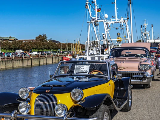 Buesum-oldtimertreffen01.jpg Oldtimer-Fahrzeuge am Hafenbecken.