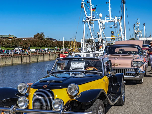 Buesum-oldtimertreffen01.jpg Oldtimer-Fahrzeuge am Hafenbecken.