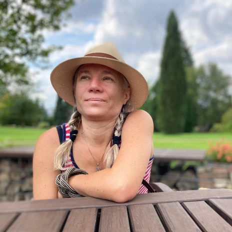 Markéta Pilátová sits in a garden and wears a sun hat, author, Mein Leipzig