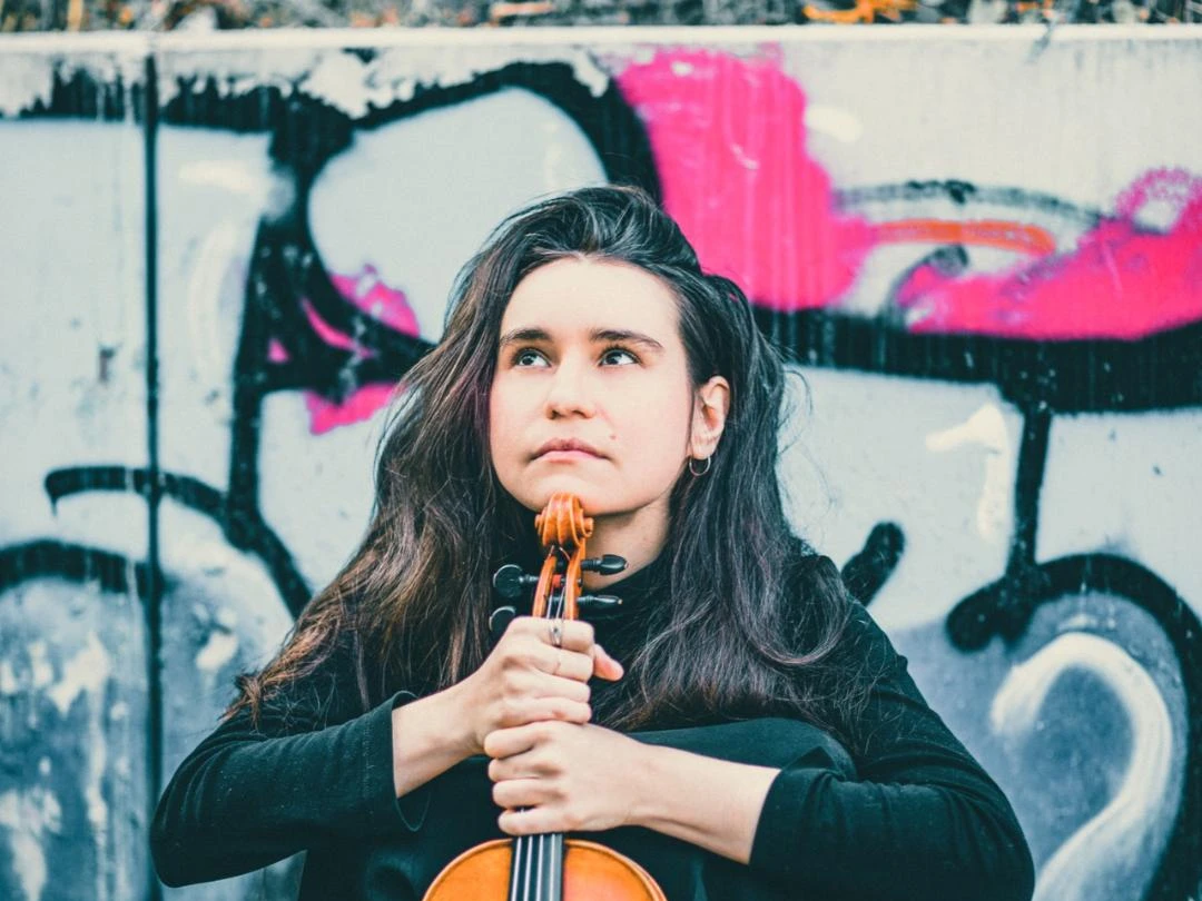 Izabela-Kałduńska-Violinistin-Kultur-Musik-Liamera-Photography-Leipzig-Travel.jpg Izabela-Kałduńska sitzt mit ihrer Violine vor einer Mauer, die mit Grafiti besprüht ist, Musikstadt Leipzig, Kultur