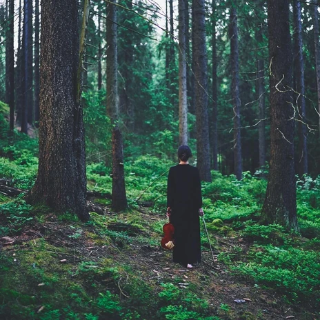 Izabela Kałduńska stands with her violin in the forest, City of Music Leipzig, Culture