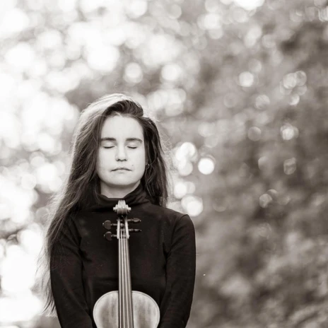 Izabela-Kałduńska covers her violin with both arms and has her eyes closed, City of Music Leipzig, Culture