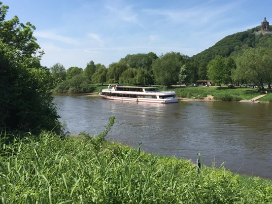 Weser-Schifffahrt mit Blick auf das Denkmal
