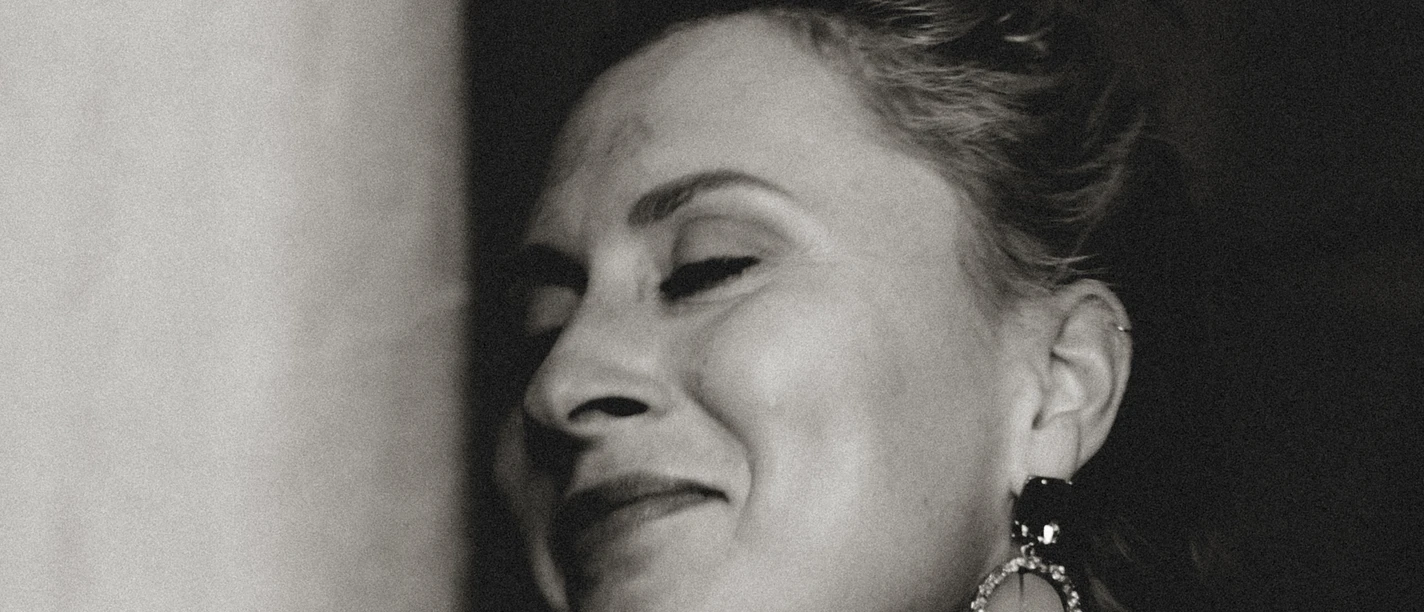 Le visage d'Eliza est légèrement caché par un rideau, ses yeux sont fermés, opéra à Leipzig, culture