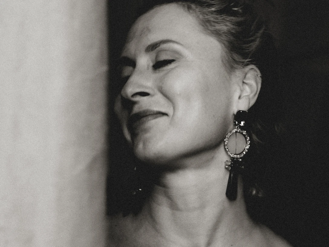 Eliza-Rudnicka-Oper-Leipzig-Kultur-Dirk-Brzoska-Leipzig-Travel.jpg Elizas Gesicht ist leicht von einer Gardine verdeckt, ihre Augen sind geschlossen, Oper in Leipzig, KulturEliza's face is slightly covered by a curtain, her eyes are closed, Opera in Leipzig, CultureEliza má tvář lehce zakrytou závěsem, oči zavřené, Opera v Lipsku, KulturaTwarz Elizy jest lekko zakryta zasłoną, jej oczy są zamknięte, Opera w Lipsku, KulturaEliza's gezicht wordt licht bedekt door een gordijn, haar ogen zijn gesloten, Opera in Leipzig, CultuurIl volto di Eliza è leggermente coperto da una tenda, gli occhi sono chiusi, Opera di Lipsia, Cultura