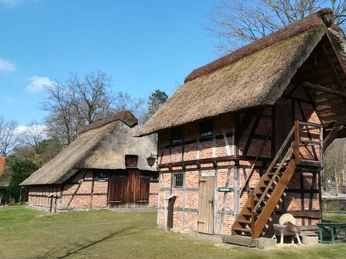 Honigspeicher und Schafstall des Heimatmuseum Scheeßel Honigspeicher und Schafstall des Heimatmuseum ScheeßelHoney store and sheepfold of the Scheeßel local history museumHonningbutik og fårehus på det lokalhistoriske museum i ScheeßelHoningwinkel en schaapskooi van het streekmuseum Scheeßel