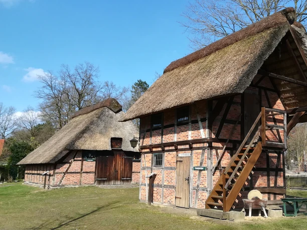 Honigspeicher und Schafstall des Heimatmuseum Scheeßel Honningbutik og fårehus på det lokalhistoriske museum i Scheeßel