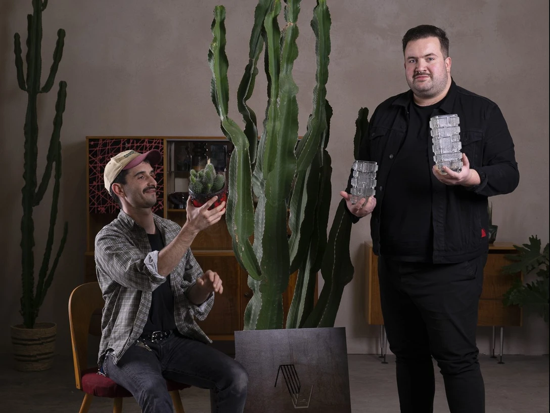 Nabyteque-Möbel-Geschäft-Vintage-Konrad-Röhringer-Leipzig-Travel.jpg Björn und Kristopher posieren vor einem Kaktus und Möbelstücken, Kreativ Leipzig, Vintage