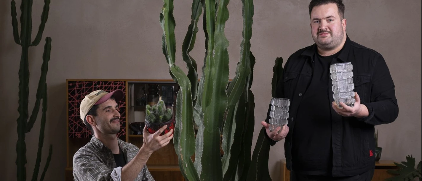 Björn et Kristopher posent devant un cactus et des meubles, Kreativ Leipzig, Vintage
