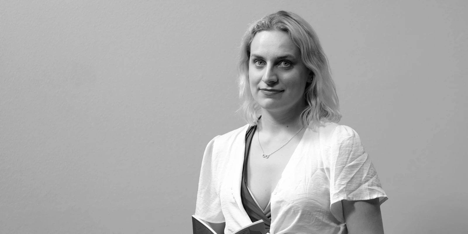 Magdaléna-Šipka-Dichterin-Tschechien-Josef-Chuchma-Leipzig-Travel.jpeg Magdaléna hat ein aufgeschlagenes Buch vor ihren Händen, Dichterin, Kultur in Leipzig