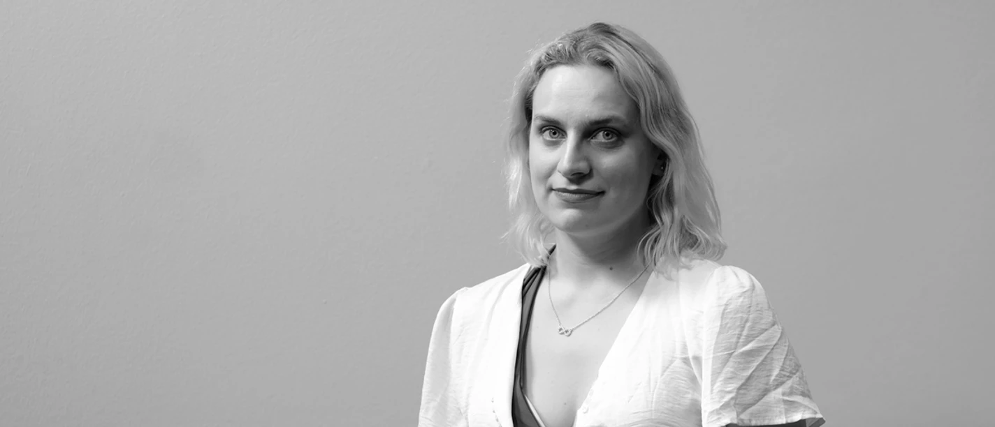 Magdaléna tient entre ses mains un livre ouvert ; poétesse, vie culturelle à Leipzig