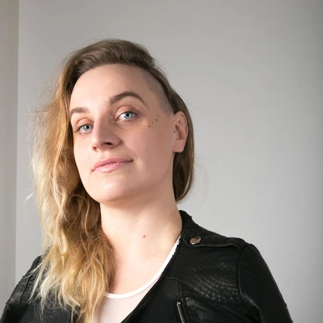 Magdaléna-Šipka has thrown a leather jacket over her shoulders, Portrait, Culture in Leipzig