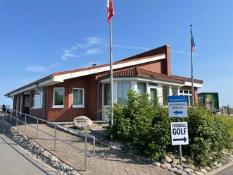 Strandhaus Backsteingebäude mit Rampenzugang am Deich