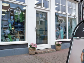 Freya-WF-Eingang.jpg Werbeaufsteller vor dem Geschäftseingang