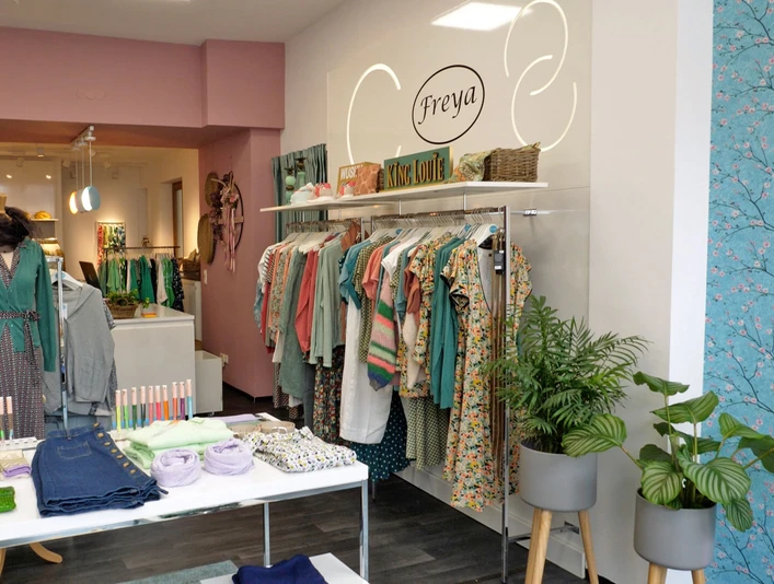Freya-WF-innen.jpg Blick ins Geschäft, Damenkleidung auf einer Stange.