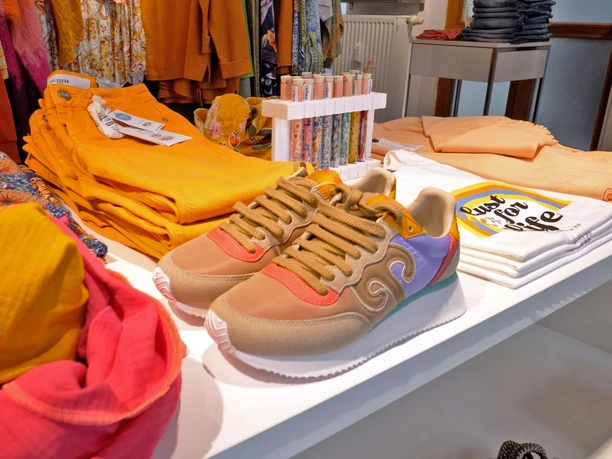 Ein Tisch mit Kleidung und Schuhen in Gelbtönen