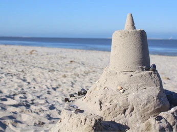 schillig-nordseestrand-sandburg.png