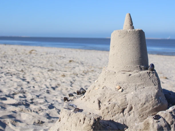 schillig-nordseestrand-sandburg.png