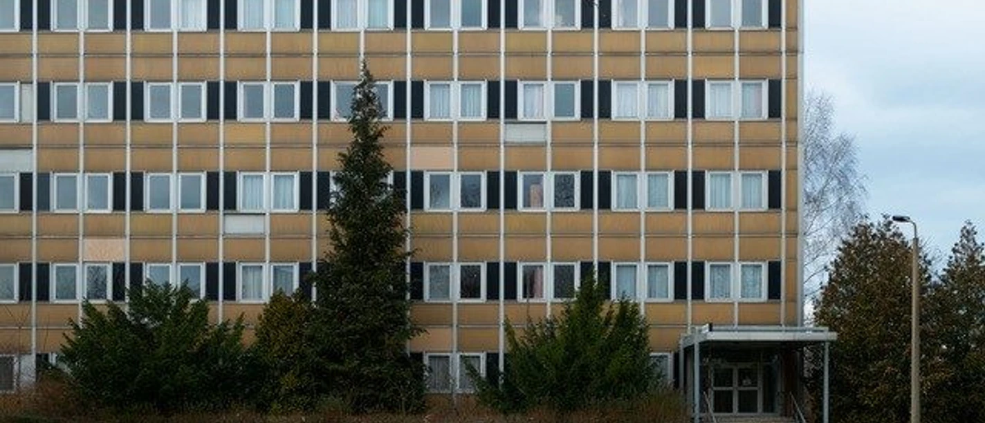 Čtyřpodlažní budova v klasickém stylu NDR, historie, architektura v Lipsku