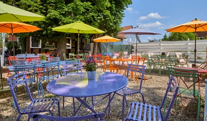 Eiszeit-Salzdahlum-Terrasse.jpg Terrasse mit bunten Tischen, Stühlen und Sonnenschirmen