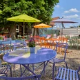 Eiszeit-Salzdahlum-Terrasse.jpg Terrasse mit bunten Tischen, Stühlen und SonnenschirmenTerrace with colorful tables, chairs and parasolsTerrasse med farverige borde, stole og parasollerTerras met kleurrijke tafels, stoelen en parasols