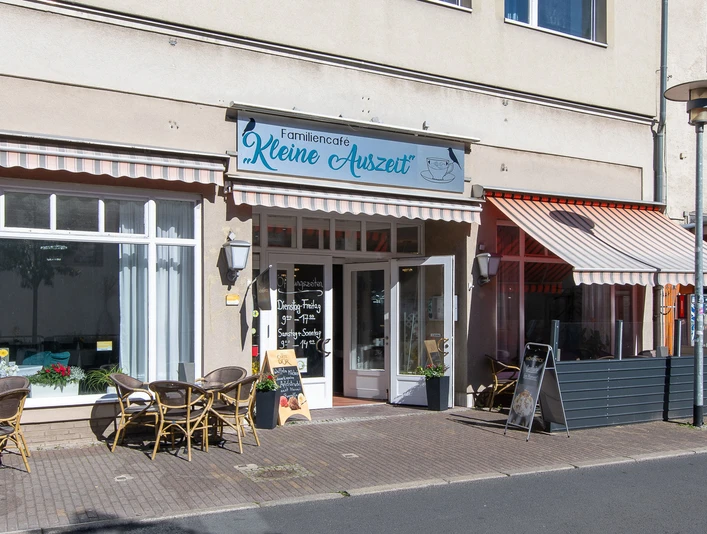 Familencafé von außenFamily café from the outsideFamiliecaféen set udefraFamiliecafé van buiten