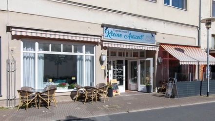 Kleine-Auszeit-aussen.jpg Familiecafé van buiten
