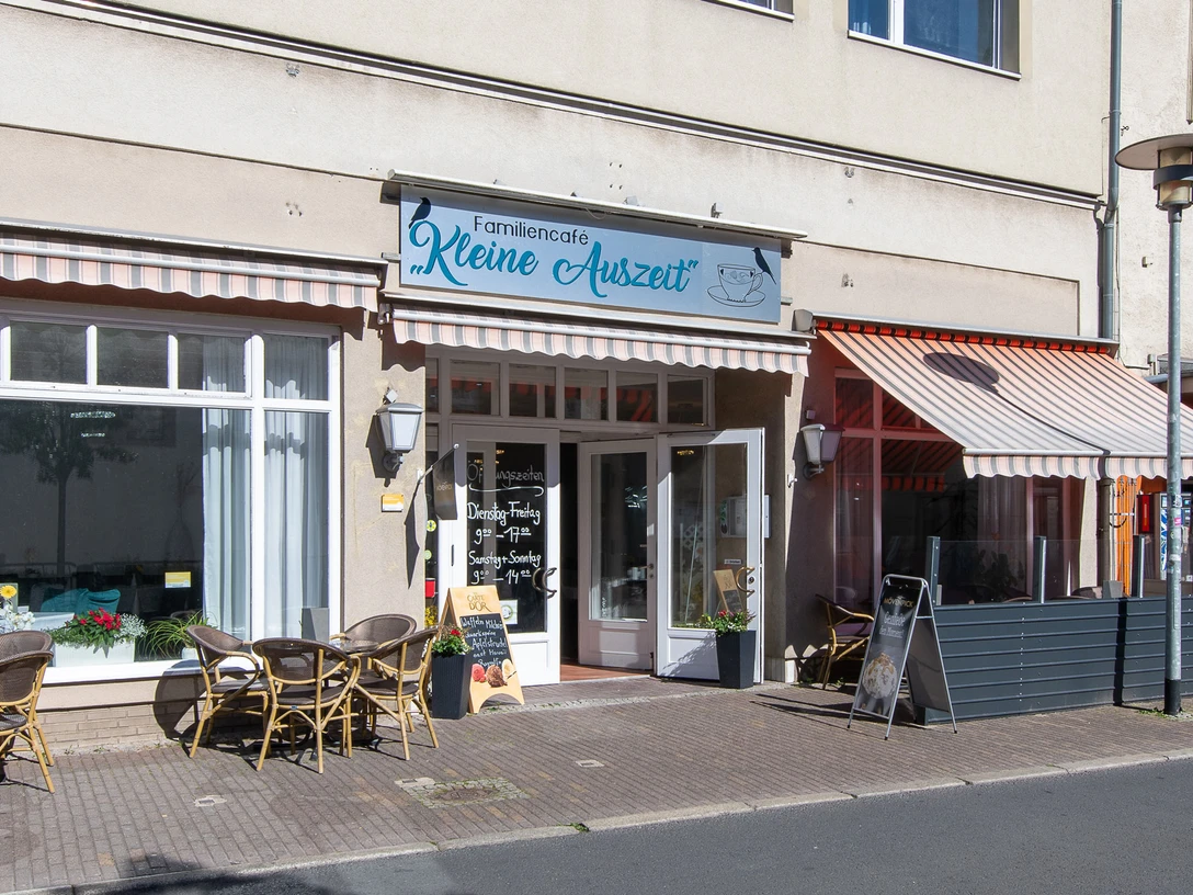 Kleine-Auszeit-aussen.jpg Familencafé von außenFamily café from the outsideFamiliecaféen set udefraFamiliecafé van buiten
