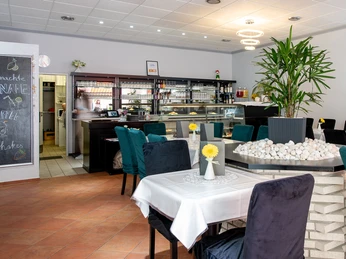 Kleine-Auszeit-innen.jpg Gastraum des FamiliencafésGuest room of the family caféGæsteværelse i familiecaféenGastenkamer van het familiecafé