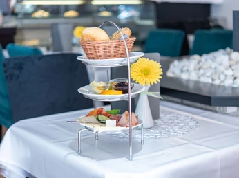 Kleine-Auszeit-Fruehstueck.jpg Etagere mit Brötchenkorb und AufschnittEtagere with bread roll basket and cold cutsEtagere med brødkurv og pålægEtagère met broodmandje en vleeswaren