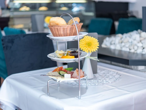 Kleine-Auszeit-Fruehstueck.jpg Etagere with bread roll basket and cold cuts