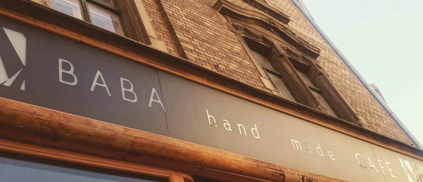 Jak-na-BABA-Gastronomie-Kulinářství-Pola-Ryśkiewicz-Chade-Lipsko-Travel-.jpg Kavárna Wie bei BABA, Café, Gastronomie v Lipsku se nachází v cihlové budově.