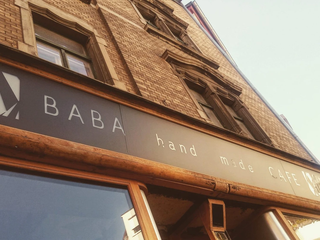 Wie-bei-BABA-Gastronomie-Kulinarisch-Pola-Ryśkiewicz-Chade-Leipzig-Travel-.jpg In einem Backsteinhaus befindet sich das Café Wie bei BABA, Café, Gastronomie in LeipzigCafé Wie bei BABA, Café, Gastronomy in Leipzig is located in a brick buildingKavárna Wie bei BABA, Café, Gastronomie v Lipsku se nachází v cihlové budově.Kawiarnia Wie bei BABA, Café, Gastronomie w Lipsku mieści się w budynku z cegłyHet café Wie bei BABA, Café, Gastronomie in Leipzig is gevestigd in een bakstenen gebouwIl caffè Wie bei BABA, Café, Gastronomie di Lipsia si trova in un edificio in mattoni.