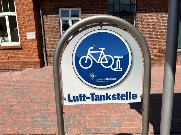 Lufttankstelle Bruchhausen Öffentliche Lufttankstelle für Fahrräder im Landkreis Diepholz vor einem Backsteingebäude mit Fenstern.